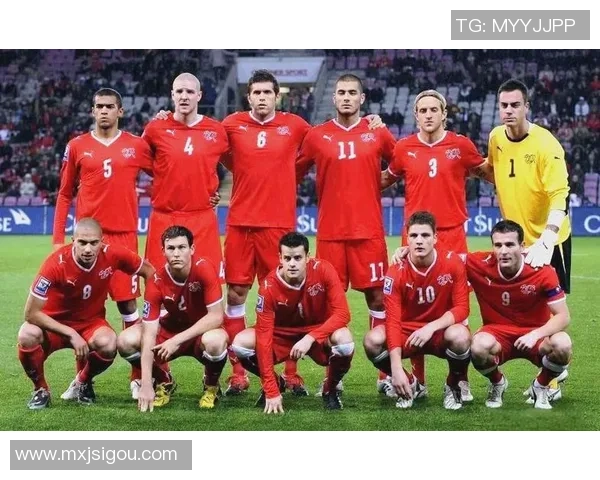 足球明星举起奖杯欢庆跳舞瞬间展现荣耀与激情的完美结合